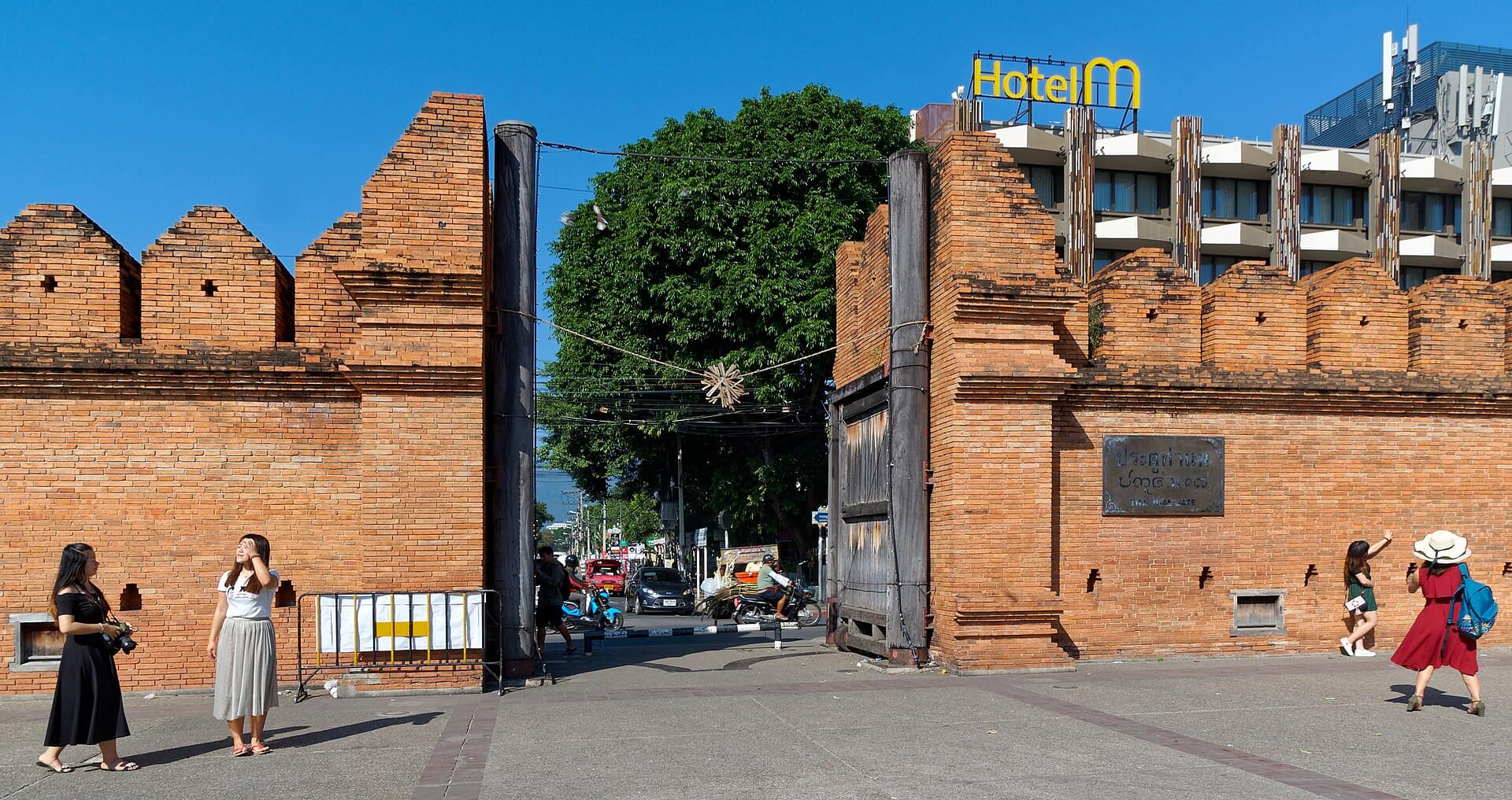 Tha Phae Gate & the old city moat